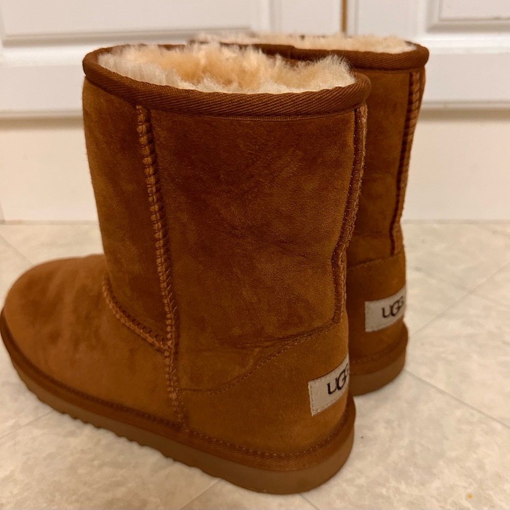 Classic short UGG boot youth sz 5
